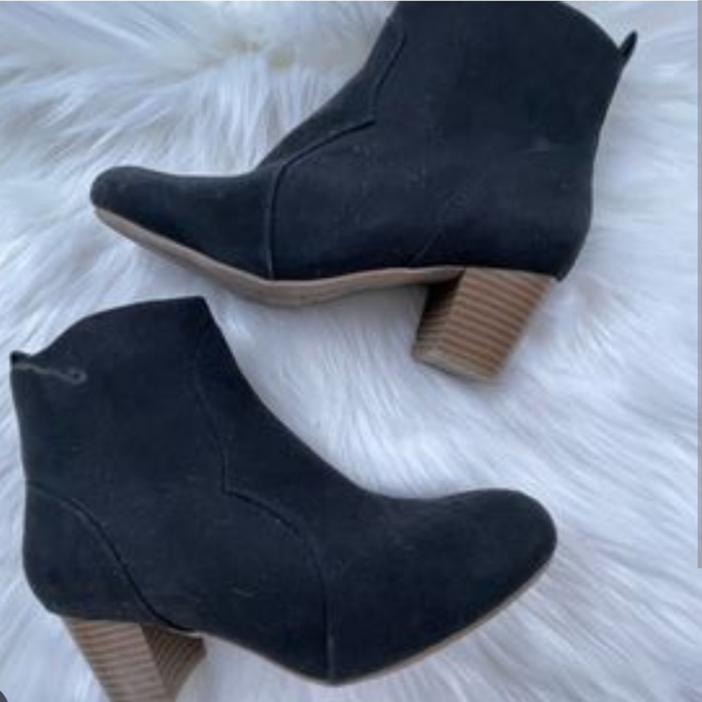 NWOT! American Eagle Vegan Suede Booties